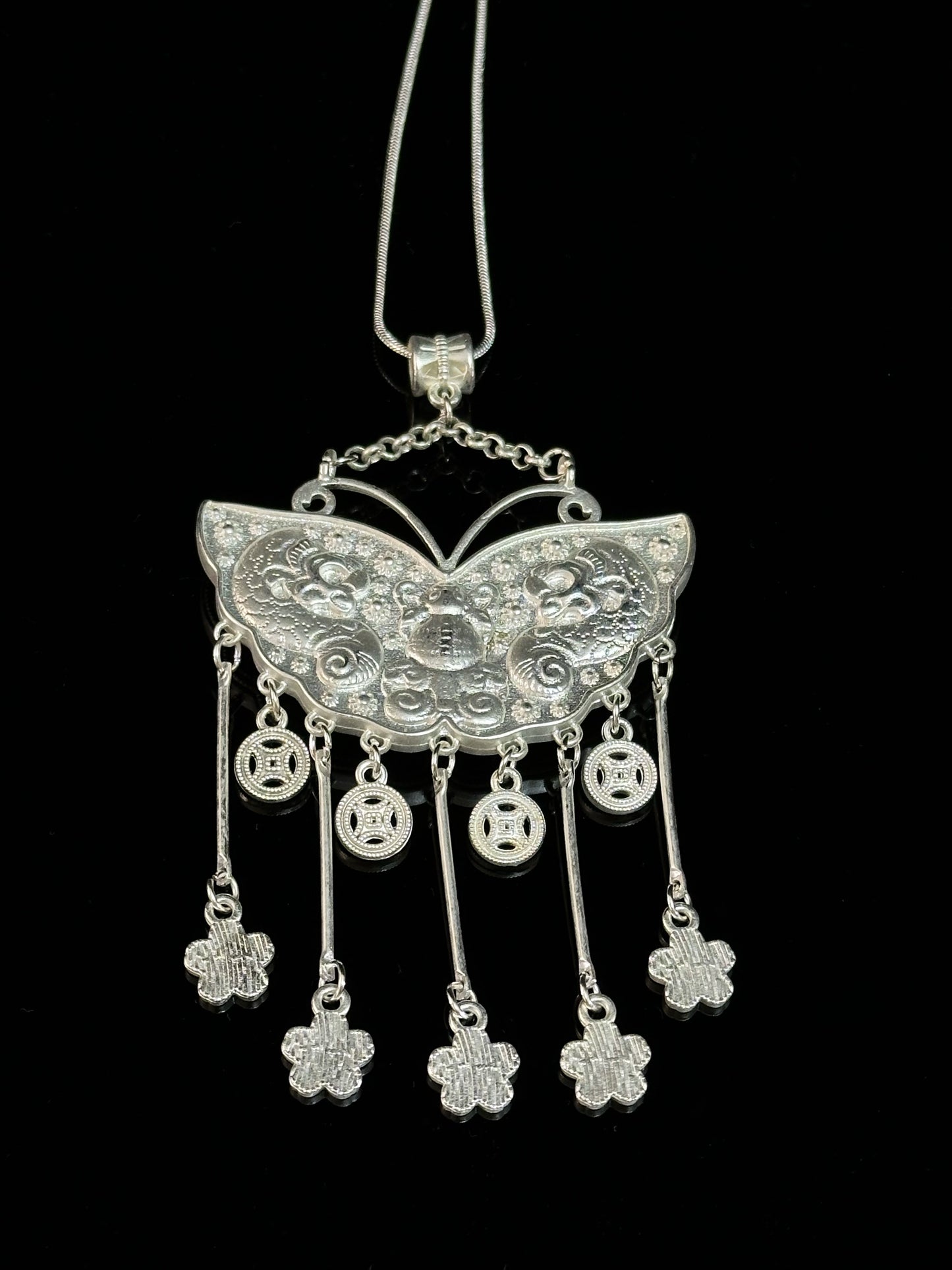 Springtide Wings over the Auspicious Realm