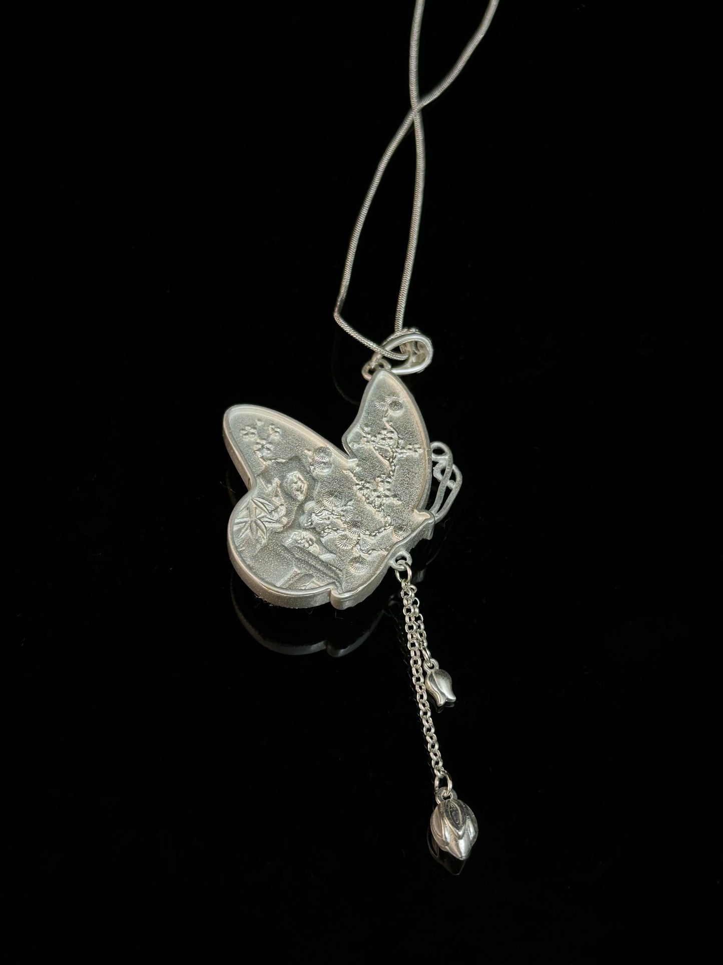 Shadowflame Wings in Bloomed Silence